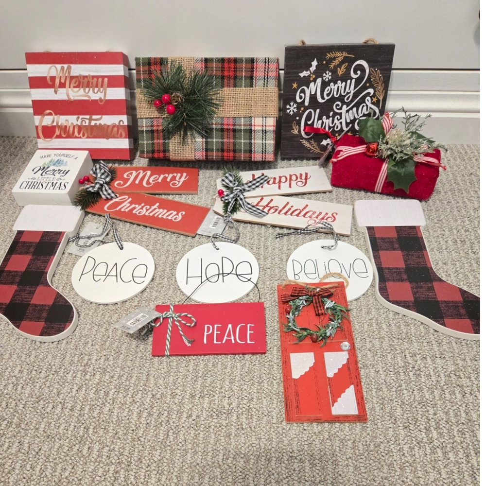 LOT OF 14 - VARIETY OF CHRISTMAS HOLIDAY DECOR/ORNAMENTS/SIGNS